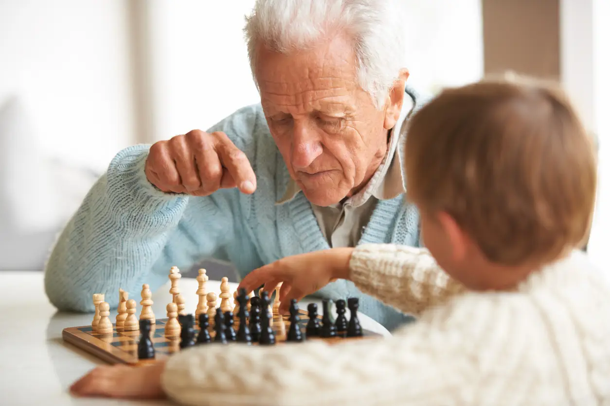opa speelt schaak met kleinzoon